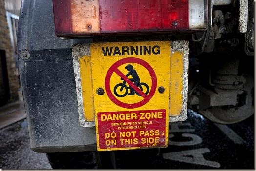 Cyclist warning sign on a lorry